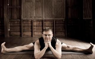 Gernot Huber in Moderate Side Splits balancing Muscular and Organic Energies.